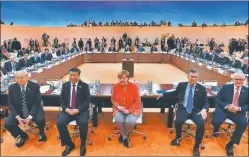  ?? FOTOS: AFP ?? PODEROSOS. Trump, Xi Jinping, Merkel y Macri posan en el G20.