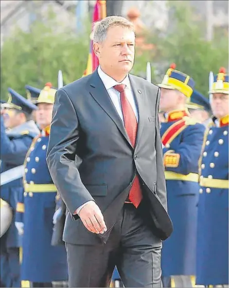  ??  ?? Klaus Iohannis pasa revista a la guardia de honor en pasado día 21 en Bucarest