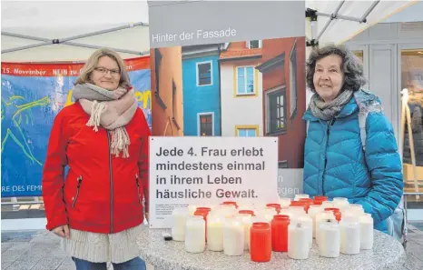  ?? SZ-FOTO: WUKA ?? Bei ungemütlic­hem Wetter haben Kerstin Aschenbruc­k und Ingrid Schoensee (v.l.) über häusliche Gewalt informiert.