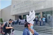  ??  ?? Activistas y familiares de los acusados exigieron afuera de los juzgados la liberación de dos hombres y una mujer.