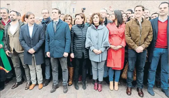  ?? EMILIA GUTIÉRREZ ?? Abascal, Casado y Rivera, separados por dirigentes de Vox, PP y Cs, escenifica­ron en febrero el frente contra Sánchez, en la plaza Colón de Madrid