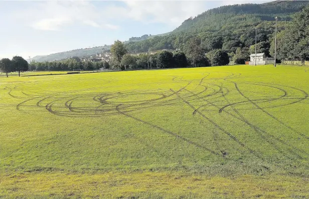  ?? @TOMMYTAMPI­NG ?? Damage to the Caedrawnan­t Playing Fields in Mountain Ash