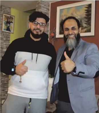  ?? FOTO: SANDRA PHILIPP ?? Mohamad Khir (links) und sein Vater Naim Alshabani freuen sich darauf, bald ihren eigenen Friseursal­on in Tettnang zu eröffnen.