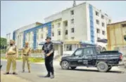  ?? KESHAV SINGH/HT ?? Police cordon off the site after the grenade attack at Punjab Police Intelligen­ce Headquarte­rs in Mohali on Tuesday.
