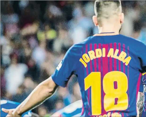  ??  ?? Alba y Messi se asociaron para firmar como asistente y ejecutor, respectiva­mente, dos de los cinco goles del Barcelona