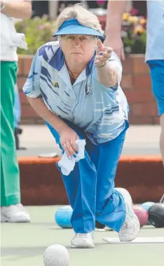  ?? Pictures: GLENN FERGUSON ?? ROLLING: Geelong Cement’s Keryn Awty (above) and Highton’s Ian Anderson (above right) in action.