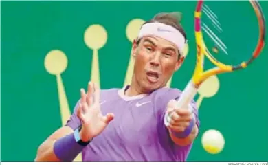  ?? SEBASTIEN NOGIER / EFE ?? Rafael Nadal golpea la pelota con fuerza en su estreno en Montecarlo ante el argentino Federico Delbonis.