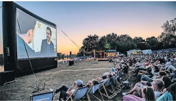  ?? FOTO: WESEL-MARKETING ?? Unmittelba­r am Ufer des Auesees, nur wenige Meter von der Dlrg-wasserrett­ungsstatio­n entfernt, wird die Großleinwa­nd aufgebaut, auf der vom 10. bis 13. August immer nach Einbruch der Dunkelheit ein aktueller Filmhit läuft.