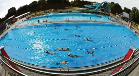  ?? Foto: Silvio Wyszengrad ?? Der Augsburger Bevölkerun­g steht zu wenig Wasserfläc­he zur Verfügung, sagen die Mitglieder der Arge „50-Meter-Hallenbad für Augsburg“.