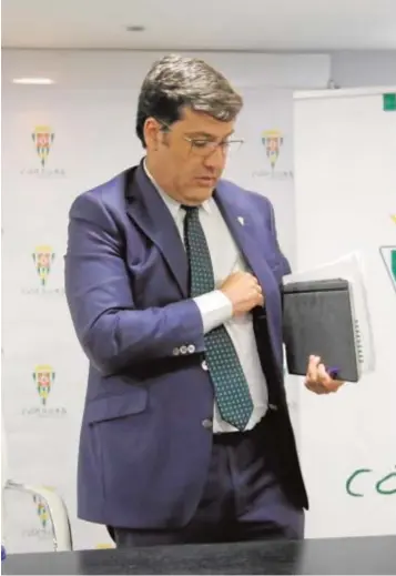  ??  ?? El expresiden­te del Córdoba CF en una rueda de prensa en El Arcángel