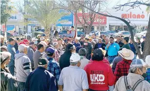  ?? ?? ▮ En reunión celebrada en la Plaza Principal se hizo la advertenci­a de que obreros de AHMSA implementa­rán medidas radicales para que sus demandas sean escuchadas.