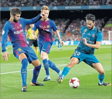  ??  ?? LANZADOR. Isco inició los contragolp­es del Real Madrid en el partido de ida del Camp Nou.