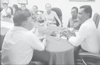  ??  ?? Ambassador Cui Jianchun (left) in discussion with CEO of PSI, Pritipaul Singh (right) and Assistant Managing Director, Vishnu Panday in the presence of other Chinese officials