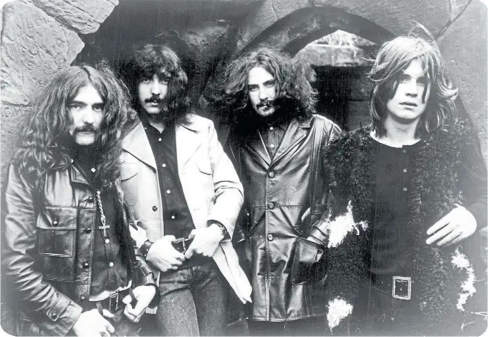  ??  ?? Raros peinados viejos. Black Sabbath, 1970. De izquierda a derecha, Geezer Butler (bajo), Tony Iommi (guitarra), Bill Ward (batería) y Ozzy Osbourne (cantante).