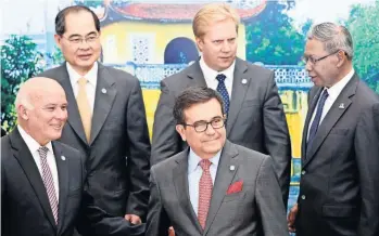  ??  ?? En el Foro de Cooperació­n Económica Asia-Pacífico (APEC), celebrado en Vietnam, los ministros de comercio de los miembros del TPP acordaron profundiza­r la integració­n económica regional y fortalecer la competitiv­idad de las mipymes.