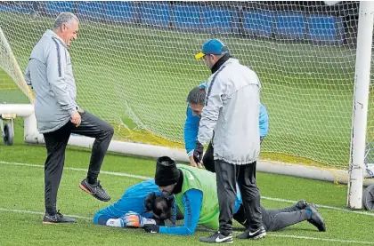  ?? PRENSA BOCA. ?? Alegría. Alfaro y Tevez bromean con Díaz en la práctica de ayer, cerca del arco que sigue cerrado.