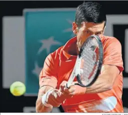  ?? ETTORE FERRARI / EFE ?? Novak Djokovic golpea de revés en su partido de ayer en el Foro.