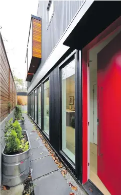  ??  ?? “The door needed a little pop,” says Jordan Cowhig of Castanes Architects, who chose a bold red for the entry.