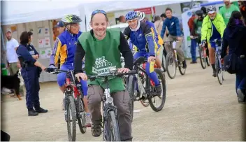  ??  ?? Coup d’envoi du tour à vélo de l’énergie citoyenne en Ile-de-France