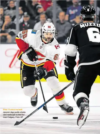  ??  ?? Přes 13 minut na ledě
Jaromír Jágr podle očekávání nastoupil ve třetí formaci Calgary. Foto: AP