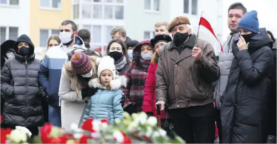  ?? FOT. AP PHOTO ?? • Białorusin­i oddają cześć 31-letniemu Romanowi Bandarence, który zmarł po pobiciu na komisariac­ie. Mińsk, 13 listopada 2020 r.