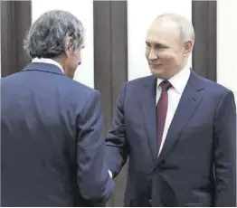  ?? Valeriy Sharifulin / AP ?? Rafael Grossi y Vladímir Putin, ayer en Sochi.