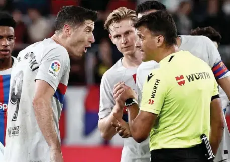  ?? EFE ?? Lewandowsk­i discute con el colegiado Gil Manzano durante el partido ante Osasuna en el que se produjo su polémica expulsión.