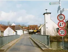  ?? Foto: Emil Neuhäusler ?? Die Brückenprü­fung im Laufe des Jahres wird zeigen, ob die 16 Tonnen nach unten korrigiert oder die Brücke ganz gesperrt werden muss.