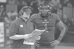  ?? DARRYL WEBB/SPECIAL FOR THE REPUBLIC ?? Rattlers coach Kevin Guy confers with quarterbac­k Drew Powell during the IFL United Bowl on Sunday at Footprint Center.