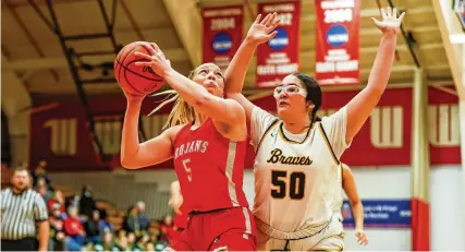  ?? MICHAEL COOPER / CONTRIBUTE­D ?? Southeaste­rn High School sophomore Ryland Workman is guarded by Shawnee freshman Aari Morgan during their game this season at Wittenberg University.