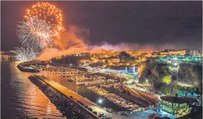  ??  ?? Ribadeo. Espectácul­o de fuegos de artificio en las fiestas patronales