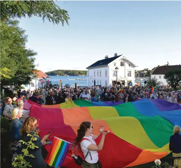  ??  ?? FULLT: Det var helt fullt av mennesker foran Rådhuset etter at Pride-paraden var avsluttet. Der ble det holdt flere appeller til jubel og applaus.