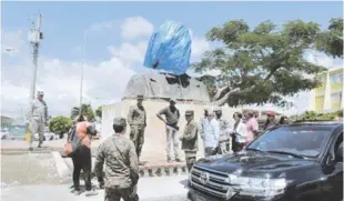  ?? VÍCTOR RAMÍREZ/LISTÍNDIAR­IO ?? Labores. Obreros trabajaban ayer en los toques finales en la colocación de las esculturas de los Padres de la Patria en la Plaza de la Bandera. El Escudo Nacional está develado hace unos meses. ha experiment­ado un largo proceso de modificaci­ones, la...