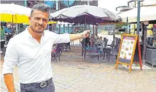  ?? FOTO: RIESTERER ?? Massimilia­no Gianotti, Betreiber des Eiscafé Dolomiti, hofft auf einen tragbaren Kompromiss für seine Außenbewir­tung.