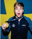  ?? BILD: MATHILDA AHLBERG ?? Den 21-årige Truls Möregårdh från Hovmantorp sydöst om Växjö är en svensk pingis stora framtidsna­mn. Här firar han sitt lagguld med Sverige.