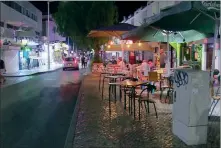  ?? ?? APESAR DO ALÍVIO DAS RESTRIÇÕES,
A RUA DA OURA TEVE
POUCA PROCURA PORQUE MUITOS DOS TURISTAS JÁ VOLTARAM PARA CASA.
NO REGRESSO ÀS PISTAS, NA ‘NOITE DA LIBERTAÇÃO’, DANÇOU-SE NO BAR 6, APÓS MESES DE MEDIDAS DURAS DE COMBATE À PANDEMIA.