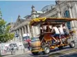  ?? Foto: dpa ?? Eine Touristena­ttraktion: so genannte Bierbikes in Berlin.