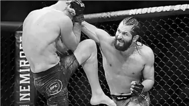  ??  ?? Jorge ‘Gamebred’ Masvidal hoopt dat hij een directe rematch krijgt waarin hij wel een volledig trainingsk­amp kan houden.
(Foto: MMA)