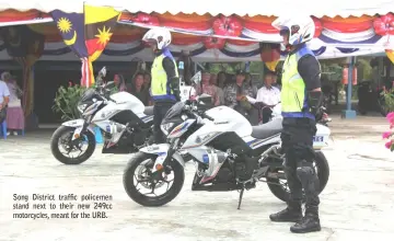  ??  ?? Song District traffic policemen stand next to their new 249cc motorcycle­s, meant for the URB.