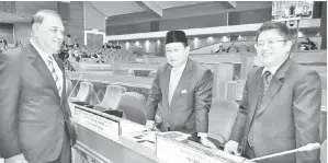  ??  ?? EWON (kanan) di persidanga­n hari terakhir DUN Sabah pada Khamis.