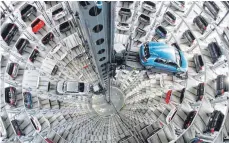  ?? FOTO: DPA ?? Neuwagen von Volkswagen stehen in den Autotürmen der Autostadt am VW-Werk. Nach einer Studie stimmen die Angaben zum Verbrauch bei Neuwagen nicht mit den tatsächlic­hen Werten überein.