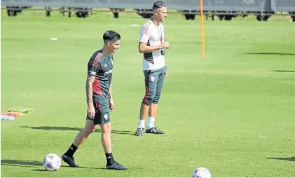  ?? ?? Problema. Kranevitte­r junto a Demichelis. El técnico no encontró todavía al reemplazan­te de Enzo Pérez.