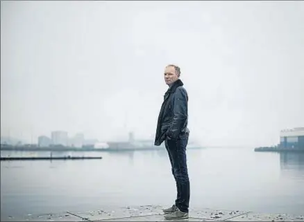  ?? MATHIAS SVOLD ?? Jón Kalman Stefánsson, en el puerto de Reikiavik, el año pasado