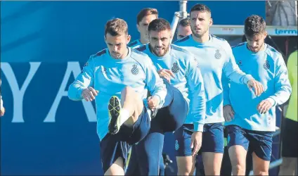  ?? FOTO: MORATA ?? Víctor Sánchez, seguido por David López y Calleri, en un entrenamie­nto. El primero tiene claro que la unión es clave para remontar