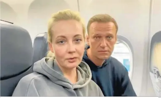  ?? EFE ?? Imagen de Instagram del opositor ruso Alexei Navalni y su esposa en el avión que los trasladó ayer desde Berlín a Moscú.