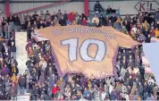  ??  ?? Respect Motherwell supporters in 2008 with a giant jersey in tribute to Phil Odonnell
