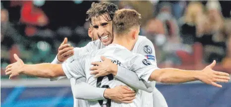  ?? FOTO: MAXIM SHIPENKOV/AFP ?? Joshua Kimmich, der hier von Javi Martínez umarmt wird, sorgte mit einem Treffer aus der Distanz für den 2:1-Sieg der Bayern in Moskau.