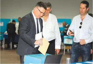  ?? (Flash90) ?? GIDEON SA’AR casts his vote in the Likud primary at a Tel Aviv polling station yesterday.