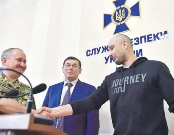  ??  ?? ► Arkady Babchenko durante su conferenci­a de prensa, ayer en Ucrania.