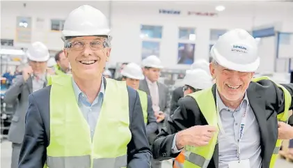  ??  ?? Inversión. El presidente Mauricio Macri y el dueño de Newsan, Rubén Cherñajovs­ky, ayer en la fábrica.